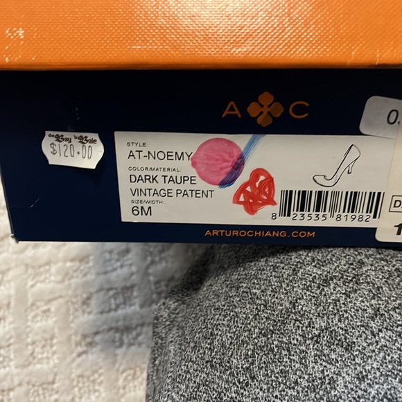 Women’s Nude Heels size 6 - Picture 4 of 4